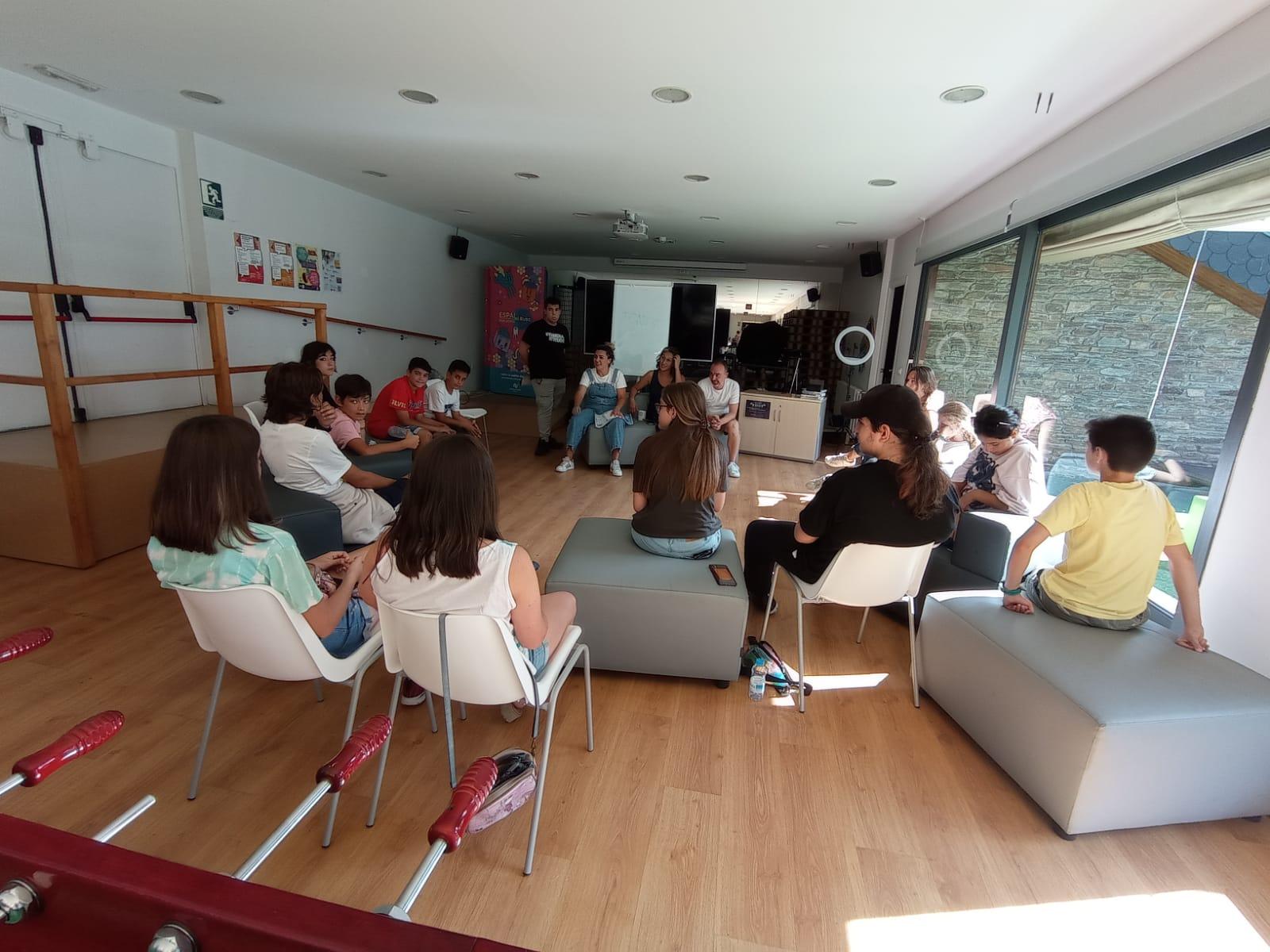 imageTitle joves participant en una assemblea