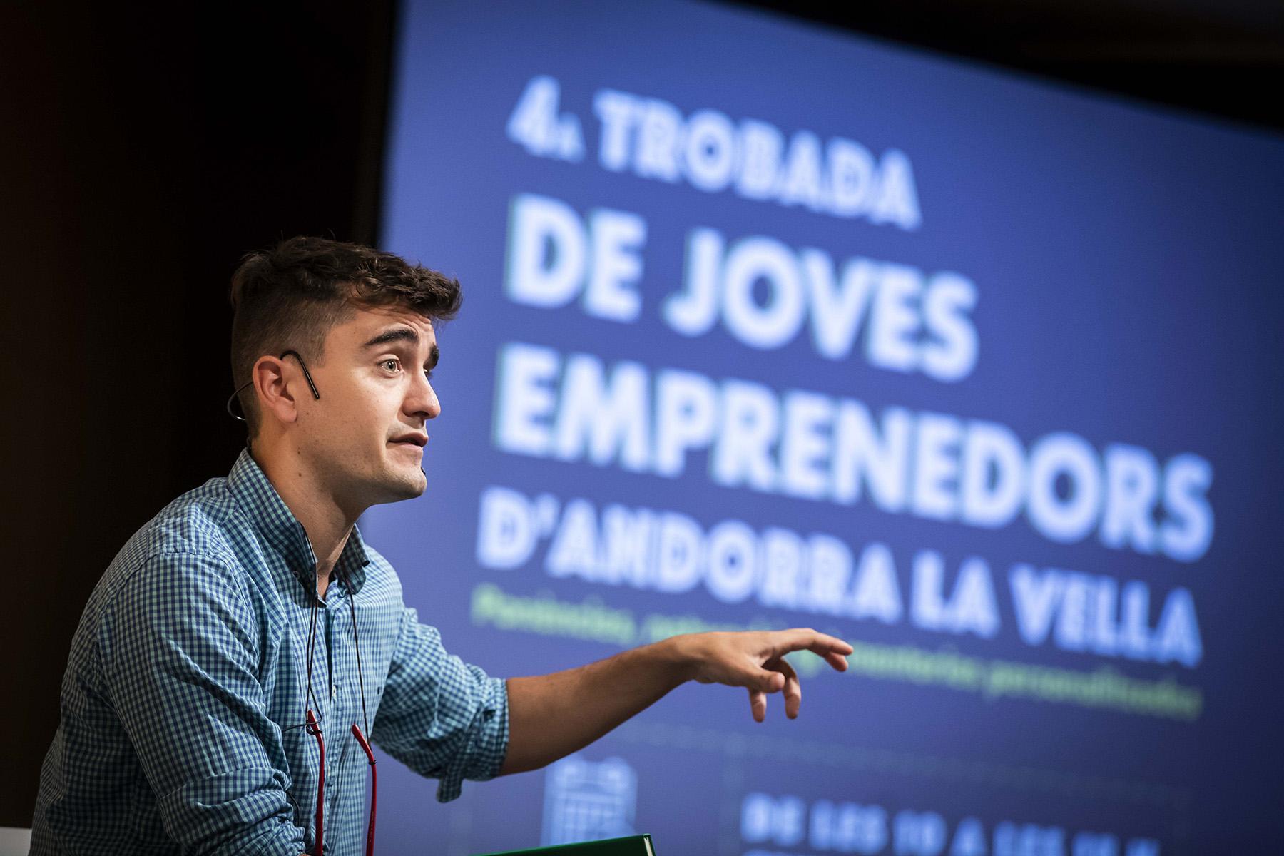 imageTitle Jove fent una ponència sobre emprenedoria